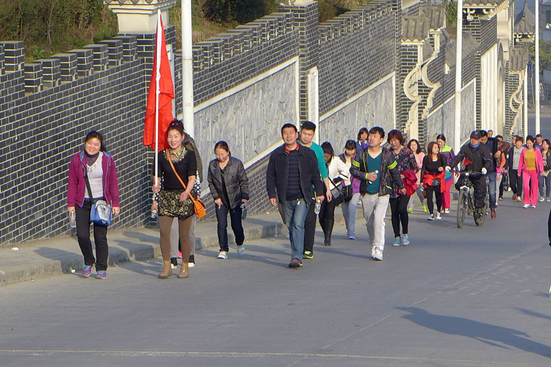 2015年3月8日寶業(yè)集團(tuán)開(kāi)展“香溪洞-吉河徒步踏青活動(dòng)”慶祝三八節(jié)！